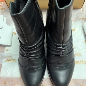 Earth Topaz 6.5 B Black Pleated Leather Buckle Ankle Boots 2.5” Heel Women Shoes